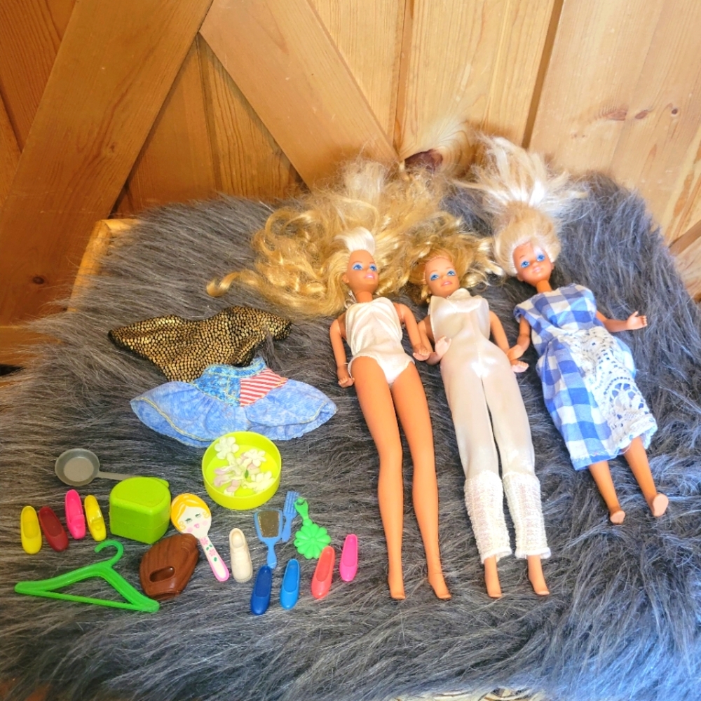vintage Barbie Doll Lot And Misc Accessories 1966/1987 Skipper Bendable Knees